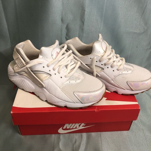 White Nike Hurraches - Picture 1 of 3